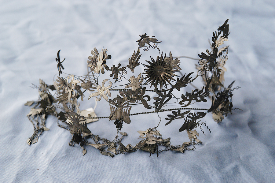 银质菊蝶九凤冠