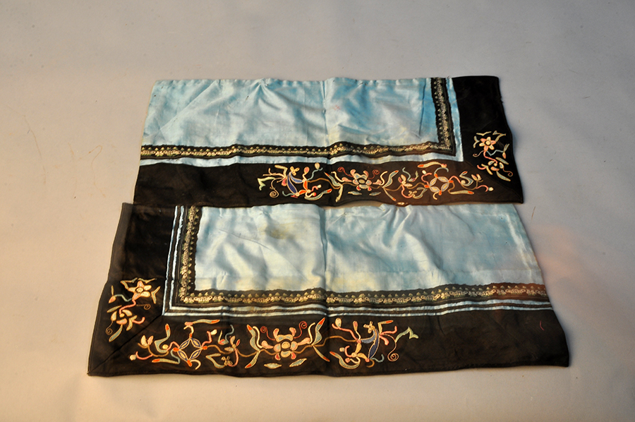 绣牡丹青底黑绸边裹腿