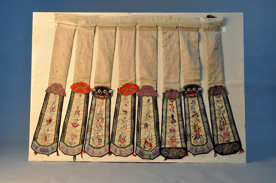 八片绣花卉白缎裙带