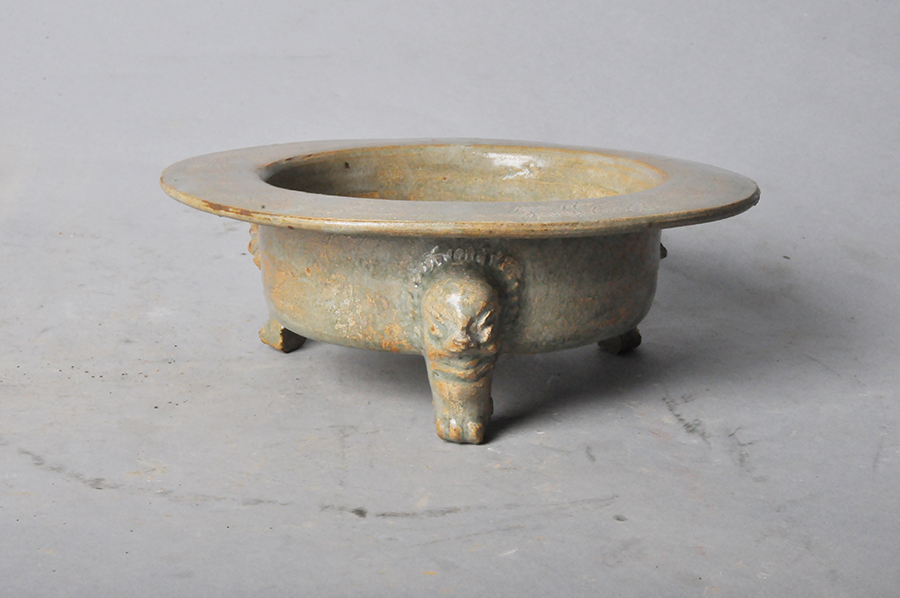 兽足折沿青瓷盘