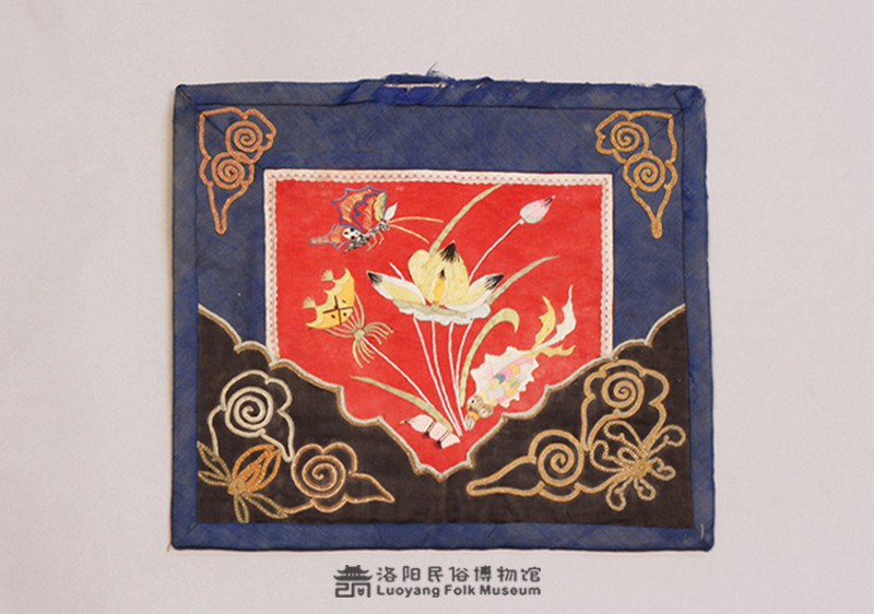 绣荷花蝴蝶枕顶