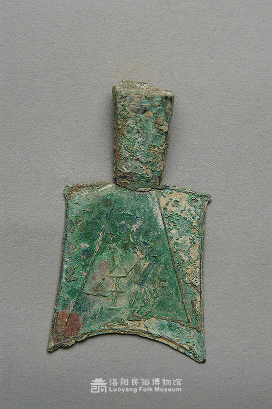 三川釿斜肩空首铜布币