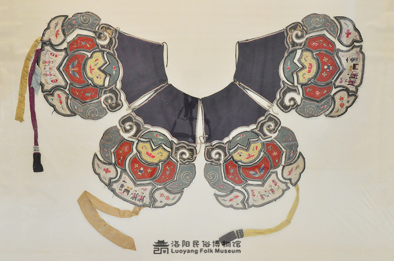 贴花绣人物花卉彩绸云肩