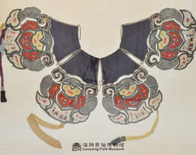 贴花绣人物花卉彩绸云肩