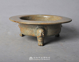 兽足折沿青瓷盘