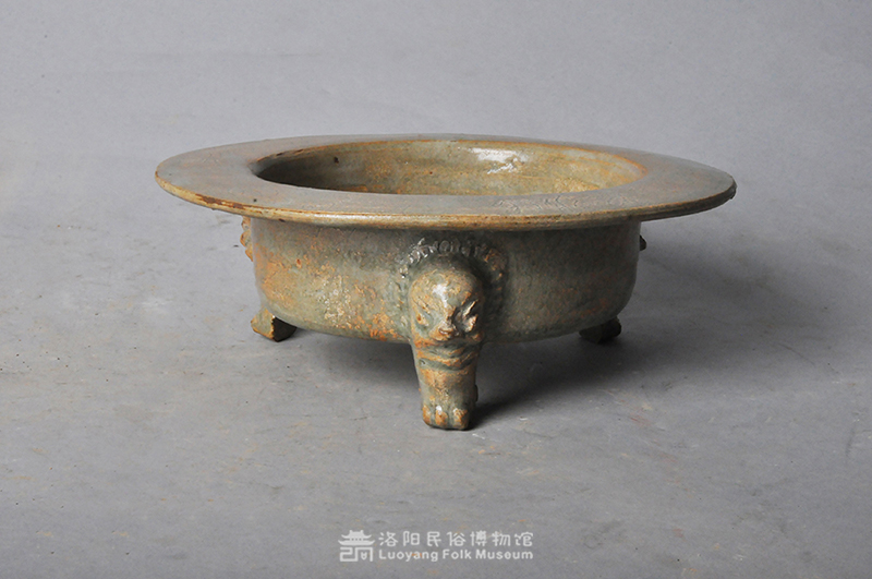 兽足折沿青瓷盘